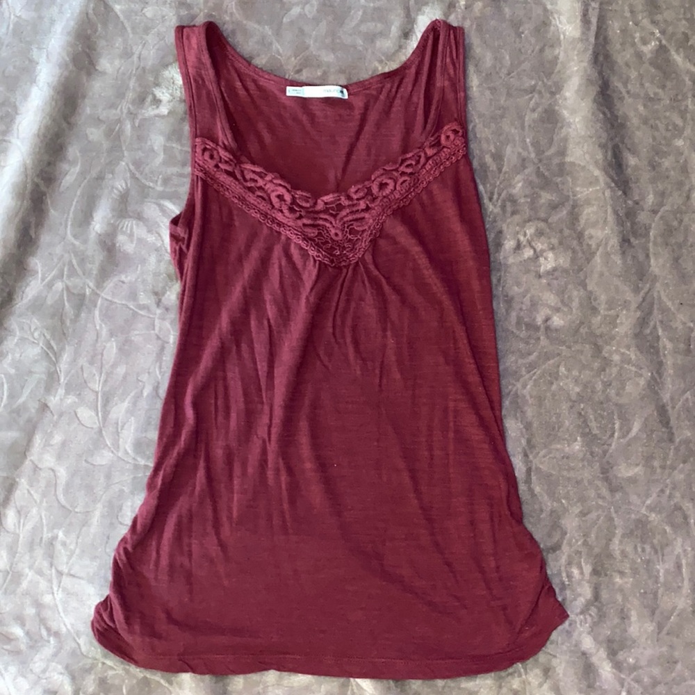 🏈Maurices small maroon tank w/ lace embroidered neckline